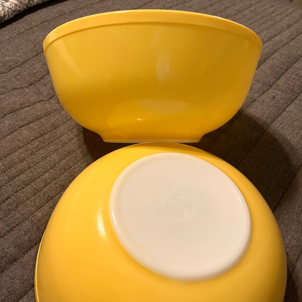 2 Pyrex Antique classic large yellow bowls, our mothers and grandmothers bowls. - Picture 3 of 5